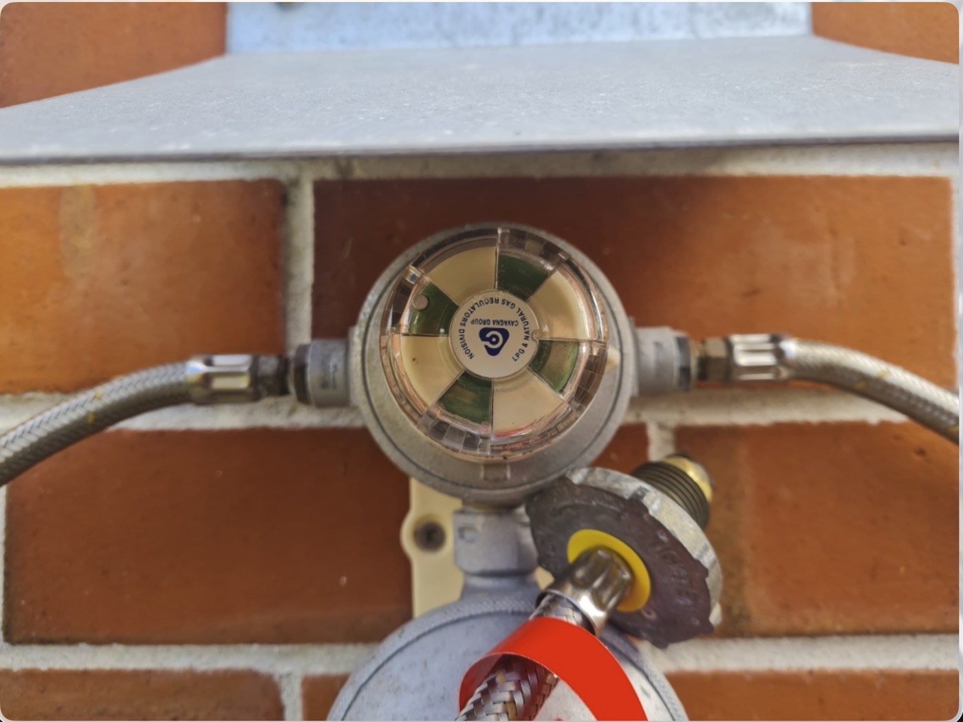The changeover regulator between two LPG cylinders